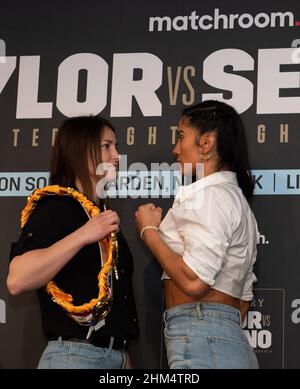 The Leadenhall Building, Großbritannien. 07th. Februar 2022. Katie Taylor, unbestrittene Leichtgewichtsweltmeisterin (links) und Amanda Serrano, siebenfache Weltmeisterin, treten während der Pressekonferenz vor dem Kampf Katie Taylor gegen Amanda Serrano im April 2022 in Madison Square Gardens, bei Landing Forty Two, The Leadenhall Building, England, am 7. Februar 2022, gegeneinander an. Foto von Alan Stanford. Quelle: Prime Media Images/Alamy Live News Stockfoto