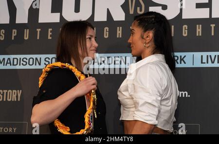 The Leadenhall Building, Großbritannien. 07th. Februar 2022. Katie Taylor, unbestrittene Leichtgewichtsweltmeisterin (links) und Amanda Serrano, siebenfache Weltmeisterin, treten während der Pressekonferenz vor dem Kampf Katie Taylor gegen Amanda Serrano im April 2022 in Madison Square Gardens, bei Landing Forty Two, The Leadenhall Building, England, am 7. Februar 2022, gegeneinander an. Foto von Alan Stanford. Quelle: Prime Media Images/Alamy Live News Stockfoto