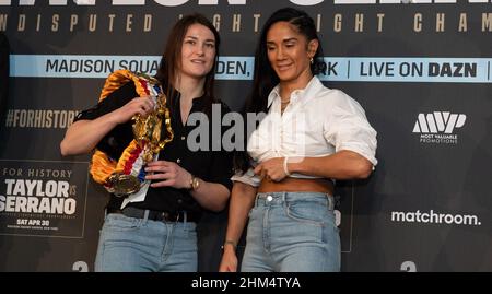 The Leadenhall Building, Großbritannien. 07th. Februar 2022. Katie Taylor, unbestrittene Leichtgewichtsweltmeisterin (links) und Amanda Serrano, siebenfache Weltmeisterin, treten während der Pressekonferenz vor dem Kampf Katie Taylor gegen Amanda Serrano im April 2022 in Madison Square Gardens, bei Landing Forty Two, The Leadenhall Building, England, am 7. Februar 2022, gegeneinander an. Foto von Alan Stanford. Quelle: Prime Media Images/Alamy Live News Stockfoto