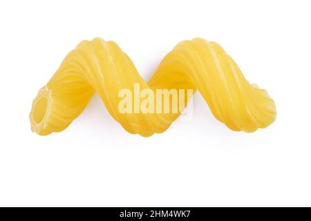RAW Pasta cavatappi isoliert auf weißem Hintergrund mit Clipping-Pfad und volle Schärfentiefe. Draufsicht. Flach liegend Stockfoto
