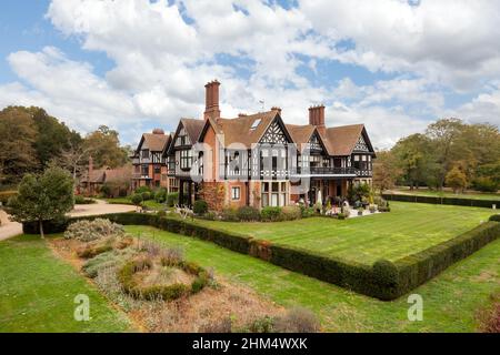 Heringswell Manor Apartments, West Suffolk - Oktober 24 2018: Erhöhte Ansicht der Außenfassade und des Geländes des im Jahre 1901 gebauten Tudor-Gebäudes Stockfoto