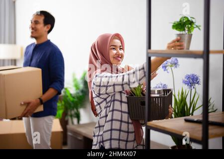 Frau schmückt ihr neues Zuhause nach dem Einzug Stockfoto