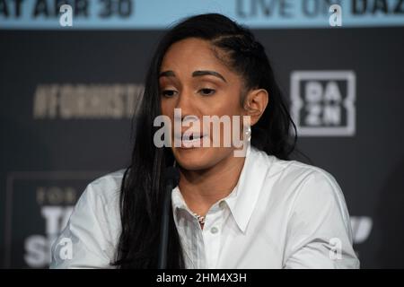 The Leadenhall Building, Großbritannien. 07th. Februar 2022. Amanda Serrano siebte Weltmeisterin während der Pressekonferenz vor dem Kampf Katie Taylor gegen Amanda Serrano im April 2022 in den Madison Square Gardens, am 7. Februar 2022 im Landing Forty Two, dem Leadenhall Building, England. Foto von Alan Stanford. Quelle: Prime Media Images/Alamy Live News Stockfoto