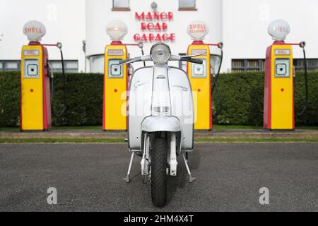 Innocenti Lambretta LI150cc Series III Roller, Modell 1964, Retro Shell Benzinpumpen, Manor Road Garage, East Preston. Werkseitige Standardwiederherstellung. Stockfoto