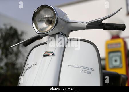 Innocenti Lambretta LI150cc Series III Roller, Modell 1964, Retro Shell Benzinpumpen, Manor Road Garage, East Preston. Werkseitige Standardwiederherstellung. Stockfoto