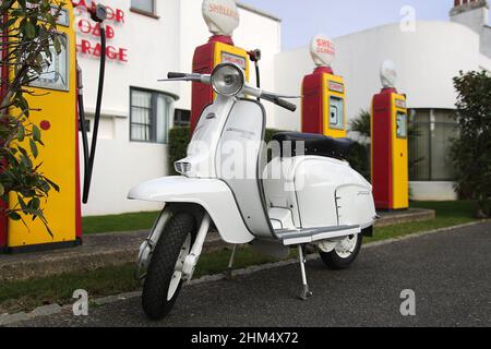 Innocenti Lambretta LI150cc Series III Roller, Modell 1964, Retro Shell Benzinpumpen, Manor Road Garage, East Preston. Werkseitige Standardwiederherstellung. Stockfoto