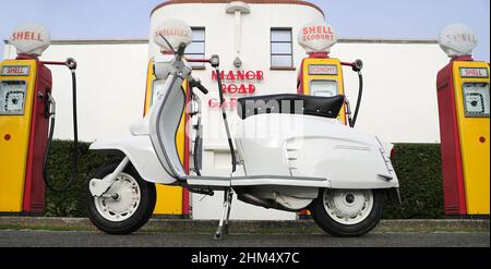 Innocenti Lambretta LI150cc Series III Roller, Modell 1964, Retro Shell Benzinpumpen, Manor Road Garage, East Preston. Werkseitige Standardwiederherstellung. Stockfoto