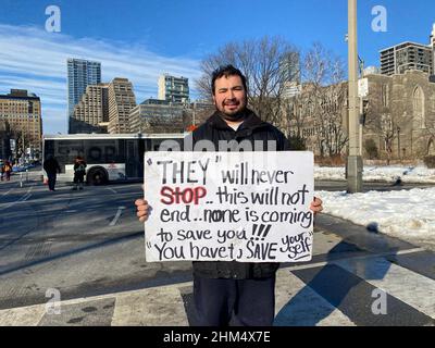 WÄHREND DER COVID-19-PANDEMIE VERSAMMELN SICH MENSCHEN IM QUEEN'S PARK, UM GEGEN IMPFSTOFFMANDATE, -BESCHRÄNKUNGEN UND IMPFPASS ZU PROTESTIEREN. Stockfoto