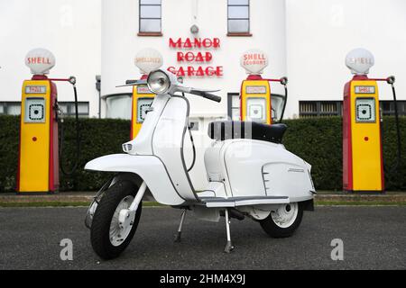 Innocenti Lambretta LI150cc Series III Roller, Modell 1964, Retro Shell Benzinpumpen, Manor Road Garage, East Preston. Werkseitige Standardwiederherstellung. Stockfoto