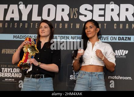 The Leadenhall Building, Großbritannien. 07th. Februar 2022. Katie Taylor, unbestrittene Leichtgewichtsweltmeisterin (links) und Amanda Serrano, siebenfache Weltmeisterin, treten während der Pressekonferenz vor dem Kampf Katie Taylor gegen Amanda Serrano im April 2022 in Madison Square Gardens, bei Landing Forty Two, The Leadenhall Building, England, am 7. Februar 2022, gegeneinander an. Foto von Alan Stanford. Quelle: Prime Media Images/Alamy Live News Stockfoto