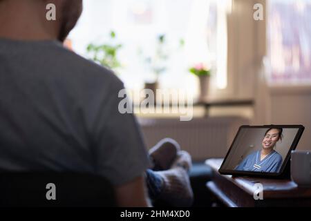 Mann mit Online-Arztbefragung auf digitalen Tablet Stockfoto