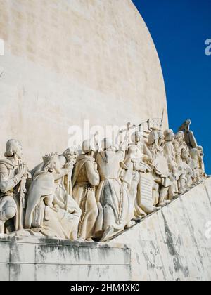 Nahaufnahme der Skulpturen auf dem Denkmal, Padrao dos Descobrimentos - Lissabon, Portugal. Stockfoto