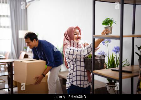 Frau schmückt ihr neues Zuhause nach dem Einzug Stockfoto