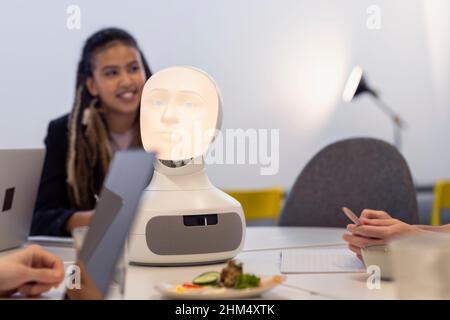 Geschäftsleute diskutieren während des Meetings über den Roboter-Sprachassistenten Stockfoto