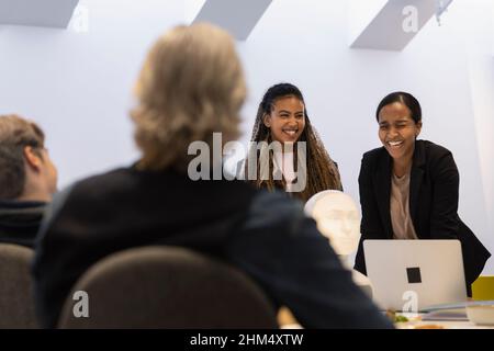 Geschäftsleute diskutieren während des Meetings über den Roboter-Sprachassistenten Stockfoto