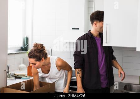 Paar Auspacken Boxen in der Küche Stockfoto