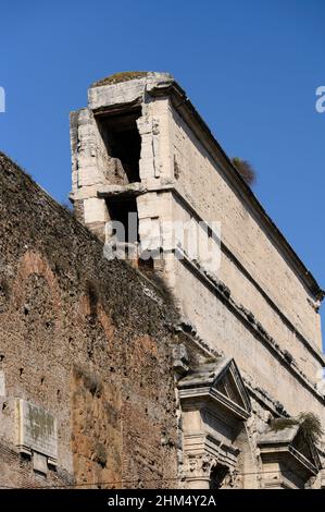 Rom. Italien. Porta Maggiore, erbaut 52 n. Chr. vom Kaiser Claudius, Detail zeigt die beiden Aquädukte (Aqua Claudia und Anio Novus), die in Betrieb sind Stockfoto