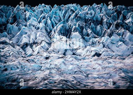 Eiskuppen des Fláajökull-Auslaufgletschers in Südisland (Vatnajökull-Nationalpark) mit einer Eiskappe, die von schwarzer Vulkanasche bedeckt ist Stockfoto