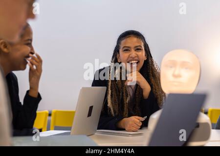 Geschäftsleute, die während eines Geschäftstreffens lachen Stockfoto