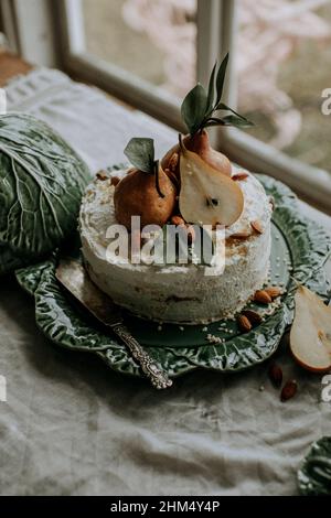 Kuchen mit Birnen und Mandeln verziert Stockfoto