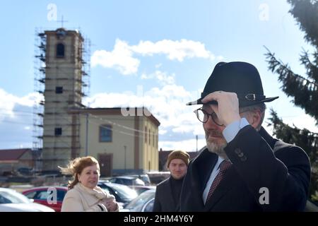 Ministerpräsident Petr Fiala (ODS), rechts, besucht Gemeinden in Südostmähren, die im Juni 2021 von einem verheerenden Tornado in Moravska Nova Ves, Tschechische Republik, getroffen wurden, 7. Februar 2022. (CTK Photo/Vaclav Salek) Stockfoto