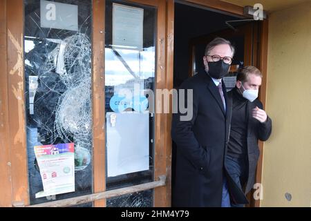 Premierminister Petr Fiala (ODS), das abgebildete Zentrum, besucht Gemeinden in Südostmähren, die im Juni 2021 von einem verheerenden Tornado in Moravska Nova Ves, Tschechische Republik, getroffen wurden, 7. Februar 2022. (CTK Photo/Vaclav Salek) Stockfoto