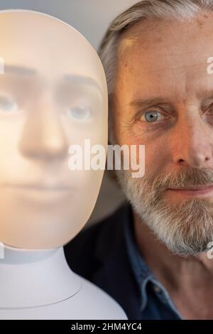 Porträt eines älteren Mannes mit Roboter-Sprachassistenten Stockfoto