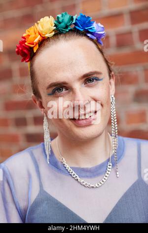 Porträt eines Mannes mit Stirnband Stockfoto