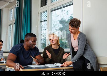 Weibliche Lehrer helfen Schüler Stockfoto