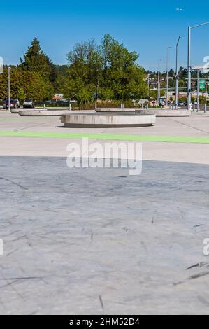 Leere runde Sockel vor dem ShoWare Center, einem Sportort, in Kent, Washington. Stockfoto