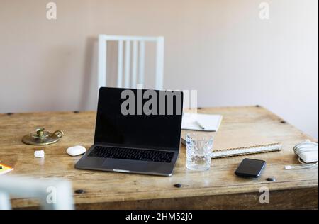 Laptop auf Tisch Stockfoto