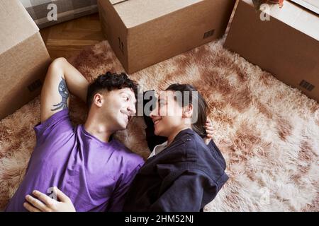 Junges Paar, das sich zusammen legt Stockfoto