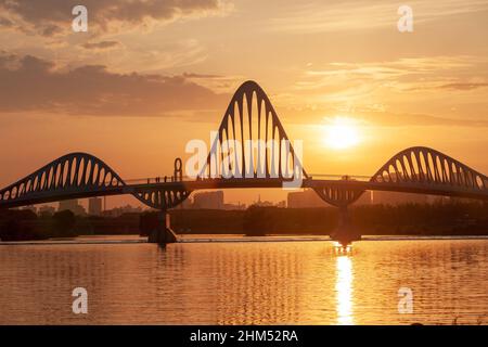 Die untergehende Sonne Pingsha fallen Wildgans unter Brücke Stockfoto