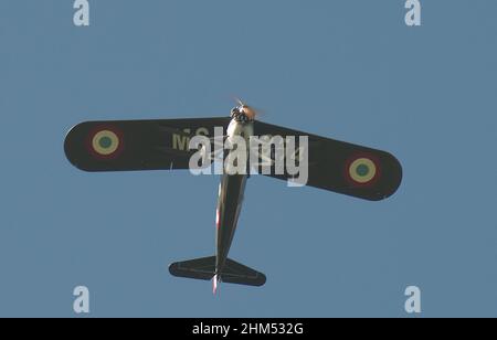 Morane-Saulnier-Eindecker des Jahrgangs 1932 und der Baunummer 534 fliegen über dem Himmel gegen einen blauen Himmel Stockfoto