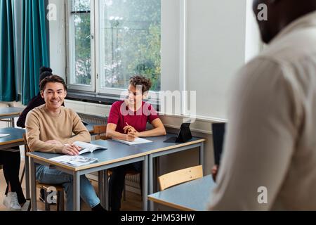 Schüler lernen im Klassenzimmer Stockfoto