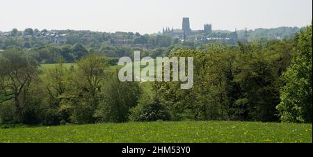 Landschaftsbild mit der Kathedrale von Durham im Hintergrund und einem kurvigen Pfad, der Teil des Camino Ingles nach Santiago de Compastella ist, im Blick Stockfoto