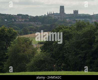 Blick auf die Kathedrale von Durham vom Pilgerweg von Camino Ingles nach Santiago mit Figur auf dem kurvigen Pfad im Spätsommer Stockfoto