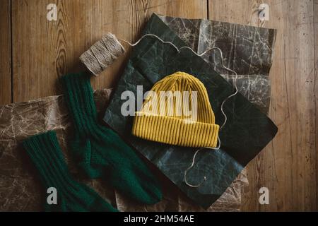 Strickmütze und Socken auf Geschenkpapier Stockfoto