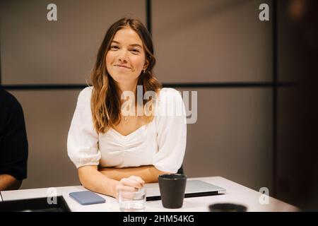 Lächelnde Frau, Blick in die Kamera Stockfoto