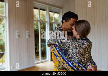 Paar umarmt sich im Yoga-Studio Stockfoto