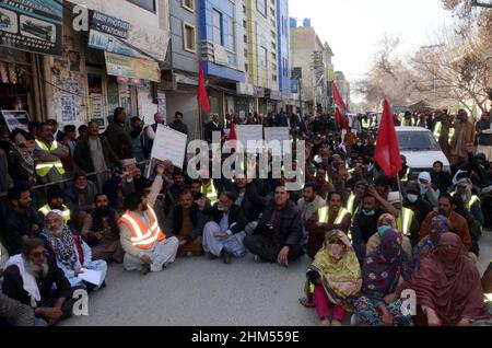 Mitglieder der Metropolitan Corporation Tanzeemi Ittehat veranstalten am Montag, den 07. Februar 2022, im Quetta Presseclub eine Protestdemonstration für die Zahlung ihrer Gehälter. Stockfoto