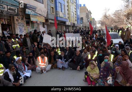 Mitglieder der Metropolitan Corporation Tanzeemi Ittehat veranstalten am Montag, den 07. Februar 2022, im Quetta Presseclub eine Protestdemonstration für die Zahlung ihrer Gehälter. Stockfoto