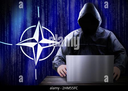 Anonymer Hacker mit Kapuze, Flagge der NATO, Binärcode - Cyberangriffskonzept Stockfoto