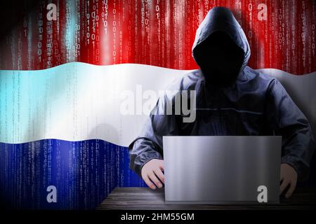 Anonymer kapuzter Hacker, Flagge der Niederlande, Binärcode - Cyberangriffskonzept Stockfoto