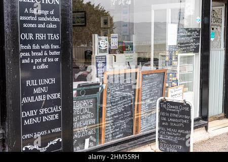 Menüs, die außerhalb des Bonny Clyde, einem Restaurant und Take Away, in Gallowgate, Rothesay auf der Isle of Bute, Argyll & Bute, Schottland, Großbritannien, ausgestellt werden Stockfoto