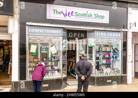 Kunden, die den Wee Scottish Shop in der Victoria Street, Rothesay, auf der Isle of Bute, Argyll & Bute, Schottland, besuchen Stockfoto