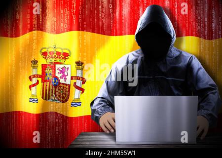 Anonymer kapuzter Hacker, Flagge Spaniens, Binärcode - Cyberangriffskonzept Stockfoto