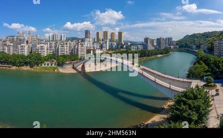 Stadtarchitektur in Chongqing - die qijiang Count Regenbogenbrücke Stockfoto