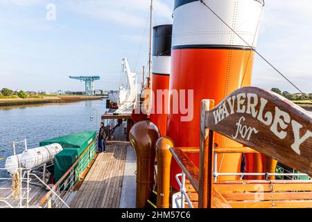 Der Titan Crane bei Clydebank am Ufer des Flusses Clyde vom Paddeldampfer PS Waverley, Glasgow, Schottland aus gesehen Stockfoto