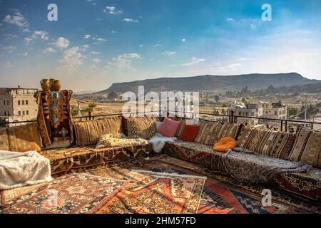 Romantische, entspannende Terrassen im historischen Stadtzentrum von Goreme, umgeben von feurigen vulkanischen Kaminen, Kappadokien, Nevsehir, Türkei Stockfoto